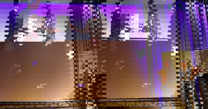 Overrekkelse 2 Foto Astri Kløvstad, Kretsløpet