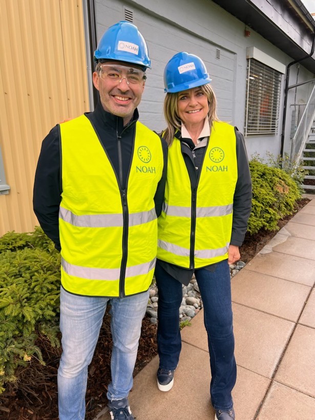 Marit Lindstad og en av faglærerne, Ronny Sørensen på det årlige bedriftsbesøket - sammen med studentene - hos NOAH på Langøya.